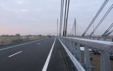 De brug Ewijk in de A50.