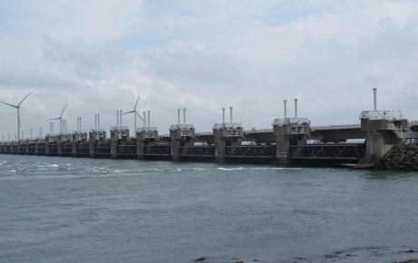 De Oosterscheldekering.
