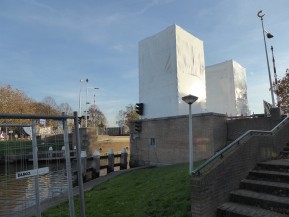 T.b.v. van de conserveringswerkzaamheden worden de hameitorens van de Spanjaardsbrug vervolgens in de krimpfolie gezet.