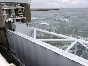 Oosterscheldekering (26) Schuif gereed (2)