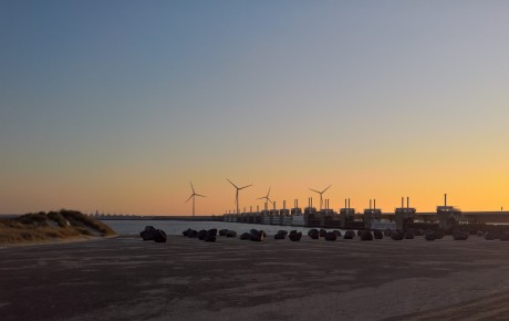 De monumentale Oosterschelde Kering tijdens een schitterende zonsopkomst.