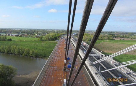 Nieuwbouw (links) en renovatie (rechts) van de brug te Ewijk.