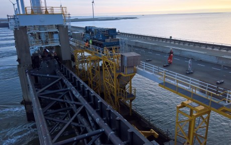 Groot Onderhoud aan de Oosterscheldekering in de zomerperiode.