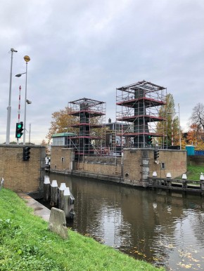 De hameitorens van de Spanjaardsbrug staan in de steigers.