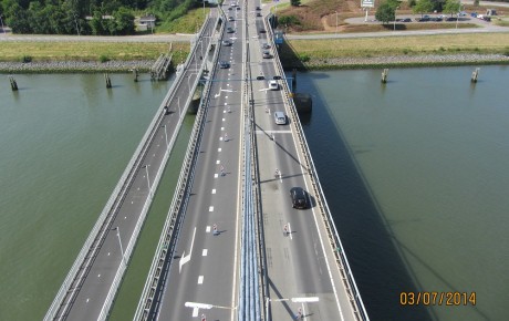 De Harmsenbrug in het Rotterdamse havengebied.