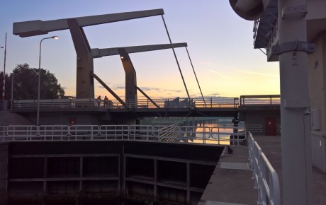 De Marksluisbrug in Oosterhout tijdens het avondrood.