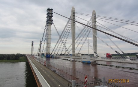 Renovatie van de brug bij Ewijk.