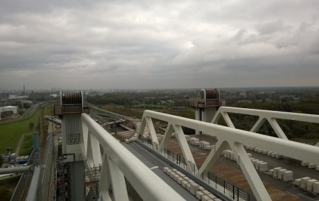 Wanneer de Botlekbrug volledig geopend is, hebben de brugdekken een hoogte van 45,6 meter.