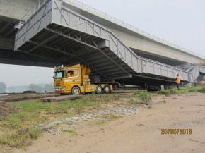 Werkwagen ten behoeve van het conserveren van de onderzijde van de brug.