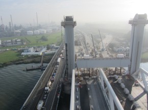 Op deze foto is duidelijk het verschil in grootte te zien tussen de oude Botlekbrug (links) en de nieuwe Botlekbrug (rechts)